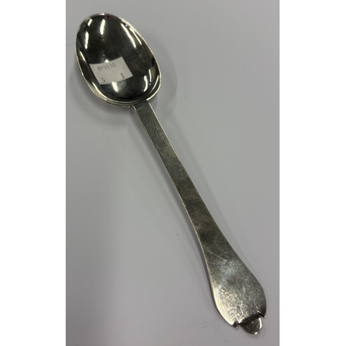 262 - A 17th Century silver trefid spoon. London 1696. By William Scarlett. Approx. 45 grams. Est. £600 - ... 