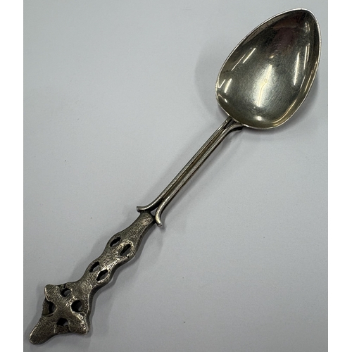 317 - GLASGOW: An Iona silver spoon. 1913. By Gilmour & Watson. Approx. 13 grams. Est. £50 - £80.