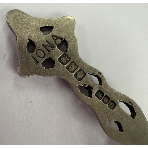 317 - GLASGOW: An Iona silver spoon. 1913. By Gilmour & Watson. Approx. 13 grams. Est. £50 - £80.