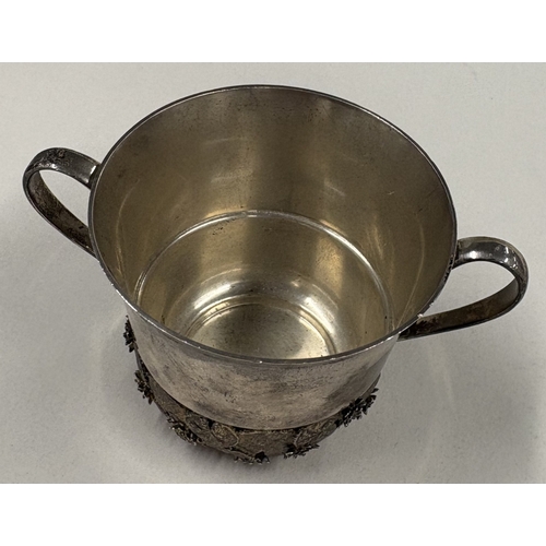 321 - STUART DEVLIN: A silver porringer with chased decoration to base. London 1983. Approx. 156 grams. Es... 