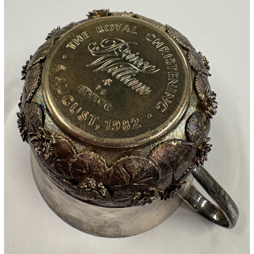 321 - STUART DEVLIN: A silver porringer with chased decoration to base. London 1983. Approx. 156 grams. Es... 