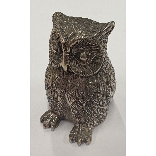 67 - A rare silver pin cushion in the form of an owl. Approx. 49 grams. Est. £80 - £120.