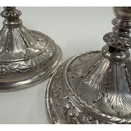 7 - A rare pair of Queen Anne silver tapersticks. Marked to bases. Circa 1690. Approx. 241 grams. Est. £... 