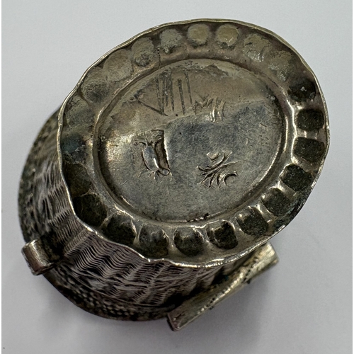 184 - A Continental silver marriage box with hinged cover, marked to base. Approx. 26 grams. Est. £60 - £8... 