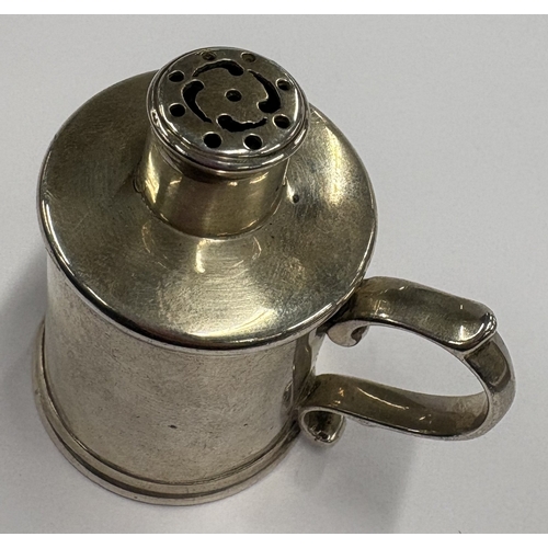187 - A George III silver pepper. London 1800. Approx. 43 grams. Est. £150 - £200.