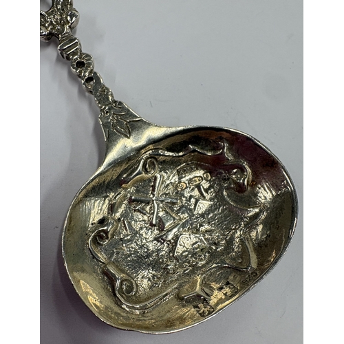 192 - A silver caddy spoon, bearing import marks to bowl. Approx. 17 grams. Est. £40 - £60.