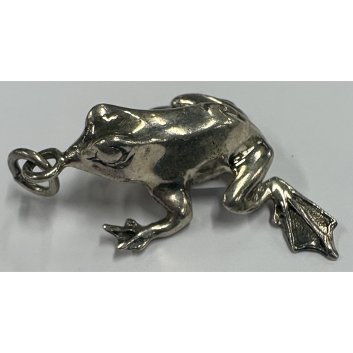 193 - A Sterling silver figure of a frog. Approx. 24 grams. Est. £50 - £80.