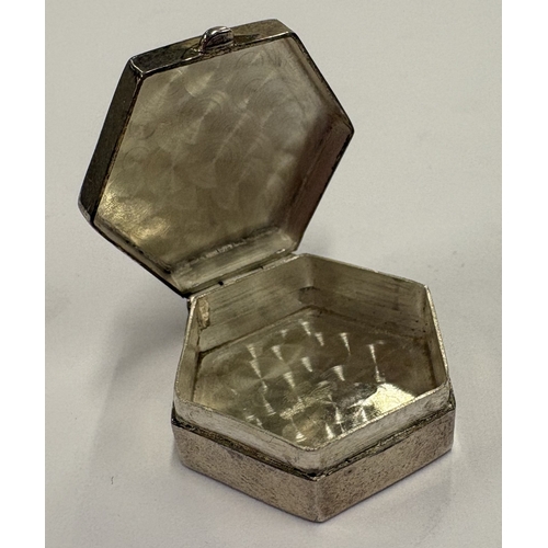 194 - An octagonal silver pill box with hinged cover, bearing English import marks. Approx. 6 grams. Est. ... 