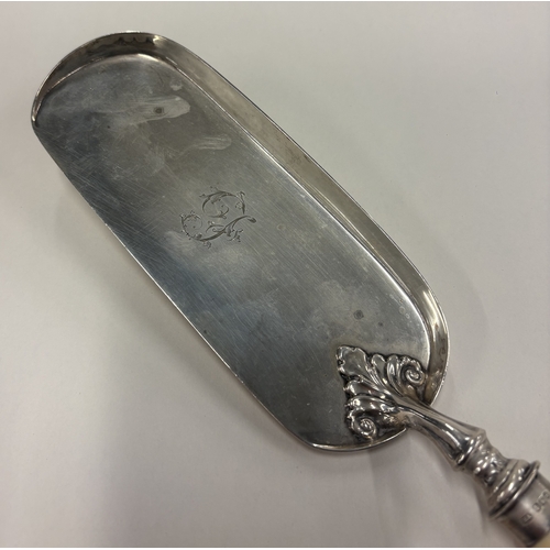 198 - A silver-mounted crumb tray. Sheffield 1898 / 1901. By Henry Archer. Approx. 225 grams of gross weig... 