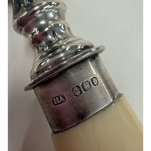 198 - A silver-mounted crumb tray. Sheffield 1898 / 1901. By Henry Archer. Approx. 225 grams of gross weig... 