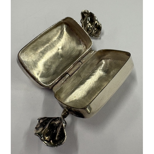199 - A silver pill box in the form of a sweet. London. Approx. 11 grams. Est. £20 - £30.