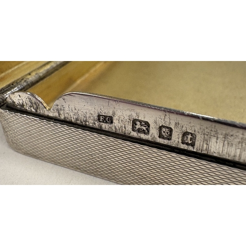 202 - An engine-turned silver snuff box with gilt interior. London 1934. Approx. 189 grams. Est. £350 - £4... 