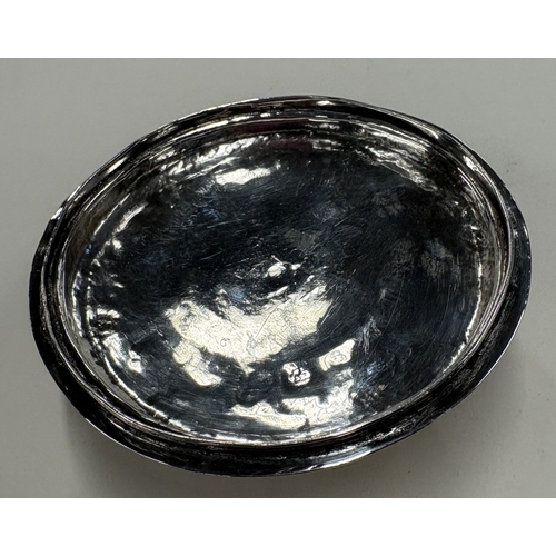 211 - A 17th Century Queen Anne silver paten. London 1696. Approx. 80 grams. Est. £700 - £800.