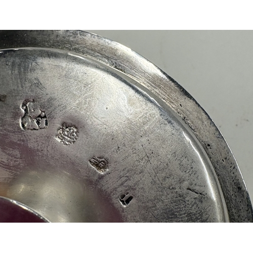 211 - A 17th Century Queen Anne silver paten. London 1696. Approx. 80 grams. Est. £700 - £800.