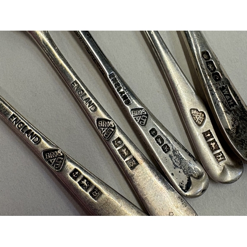298 - Five silver mustard spoons. Various dates and makers. Approx. 19 grams. Est. £20 - £30.