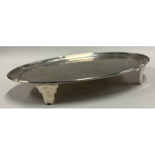 423 - DUBLIN: A good 18th Century Irish silver teapot stand on feet. 1795. By JM. Approx. 243 grams. Est. ... 