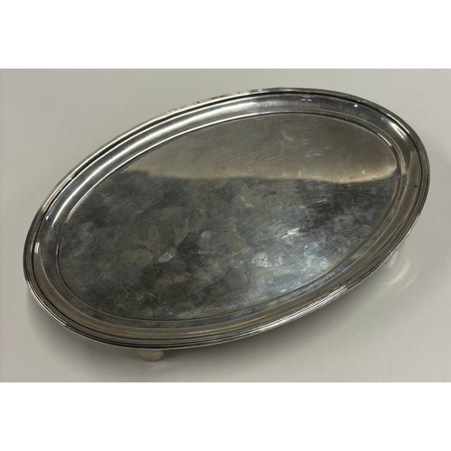 423 - DUBLIN: A good 18th Century Irish silver teapot stand on feet. 1795. By JM. Approx. 243 grams. Est. ... 