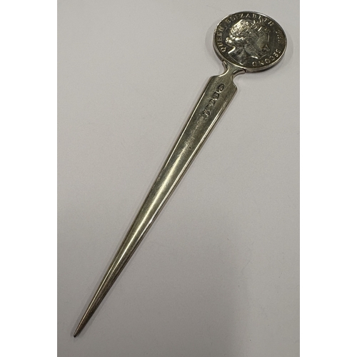 425 - STUART DEVLIN: A silver letter opener. London 1977. Approx. 68 grams. Est. £150 - £200.