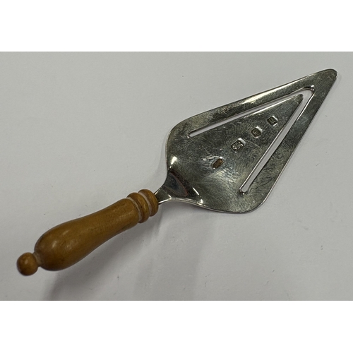 430 - A silver bookmark in the form of a trowel. London 1967. Approx. 10 grams. Est. £50 - £80.