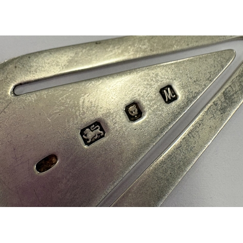 430 - A silver bookmark in the form of a trowel. London 1967. Approx. 10 grams. Est. £50 - £80.