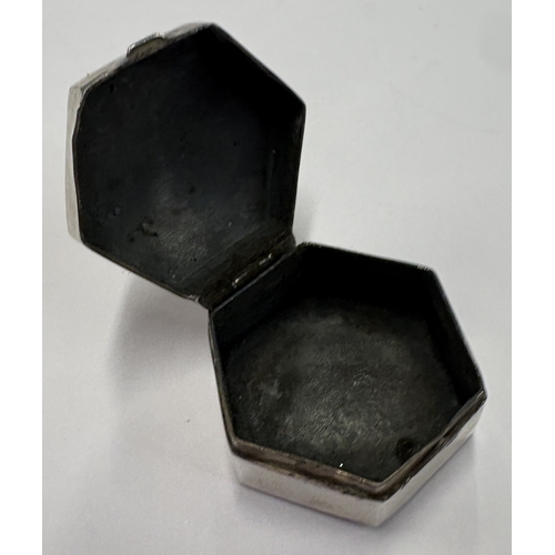 433 - An octagonal silver pill box, fully marked to base. London 1996. Approx. 5 grams. Est. £30 - £40.