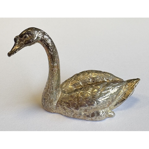 436 - A heavy silver figure of a swan with textured decoration. London. By SL. Approx. 49 grams. Est. £50 ... 