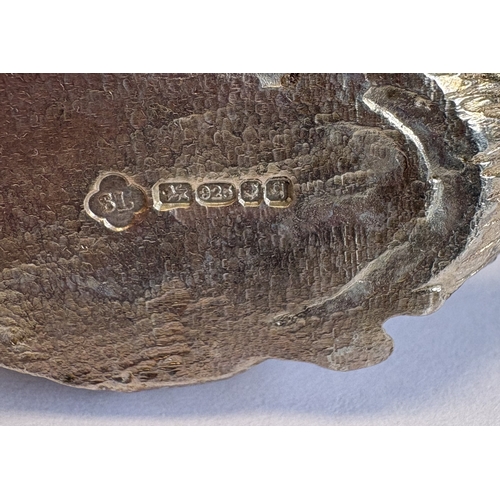 436 - A heavy silver figure of a swan with textured decoration. London. By SL. Approx. 49 grams. Est. £50 ... 