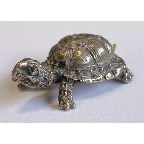 437 - A small Continental silver figure of a tortoise, marked to base. Approx. 25 grams. Est. £20 - £30.