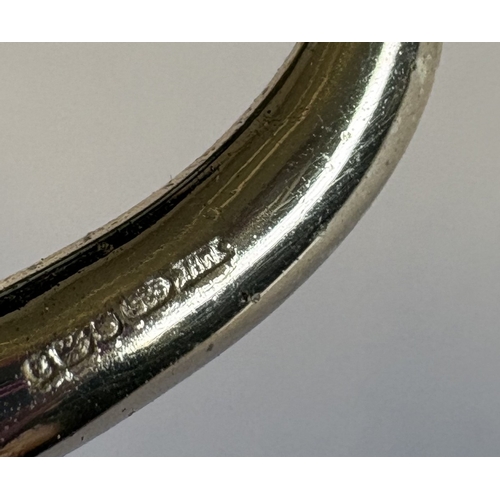 438 - A small plain English silver figure of a kangaroo, marked 925 to tail. Approx. 17 grams. Est. £20 - ... 