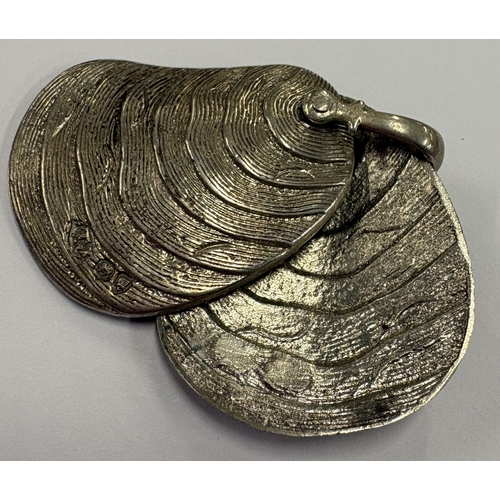 448 - A rare silver case with pivot mechanism in the form of a shell. London 1874. By Thomas Johnson. Appr... 