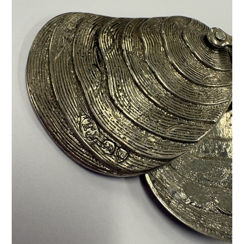 448 - A rare silver case with pivot mechanism in the form of a shell. London 1874. By Thomas Johnson. Appr... 