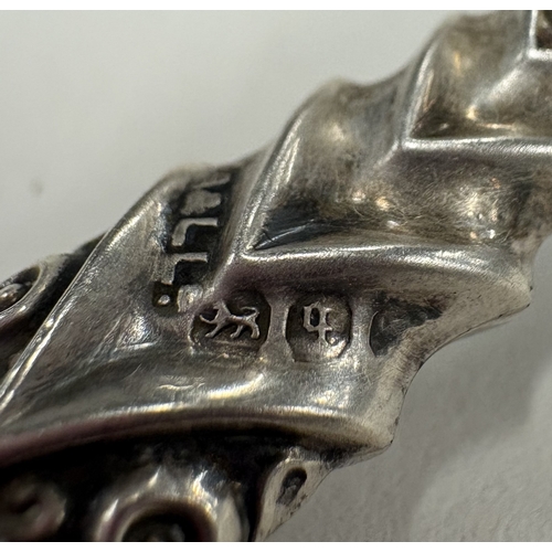 451 - A silver-mounted crumb brush. Birmingham 1890. By Adie & Lovekin Ltd. Est. £20 - £30.