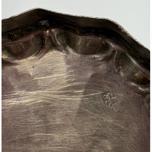 453 - An engraved silver box with hinged cover. Lion mark only. Approx. 25 grams. Est. £30 - £40.