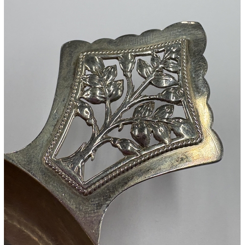 464 - A silver wine taster with 'Tree of Life' decoration to handle. London 1929. By Henry George Murphy. ... 
