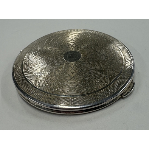 478 - An engine-turned silver compact. London 1954. By Kigu Ltd. Approx. 146 grams of gross weight. Est. £... 