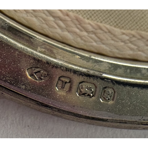 478 - An engine-turned silver compact. London 1954. By Kigu Ltd. Approx. 146 grams of gross weight. Est. £... 