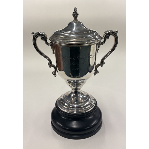 480 - A George V silver lidded cup inscribed 'Guildford Golf Club Captain's Prize 1923', with twin scroll ... 