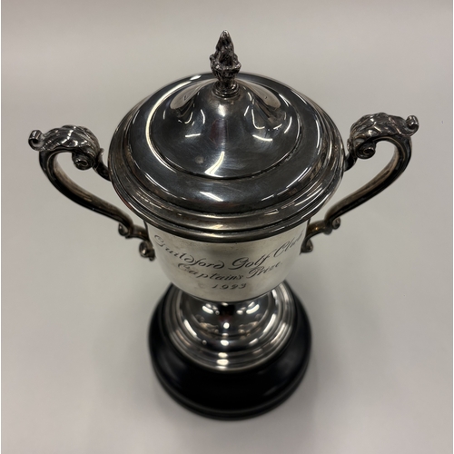 480 - A George V silver lidded cup inscribed 'Guildford Golf Club Captain's Prize 1923', with twin scroll ... 