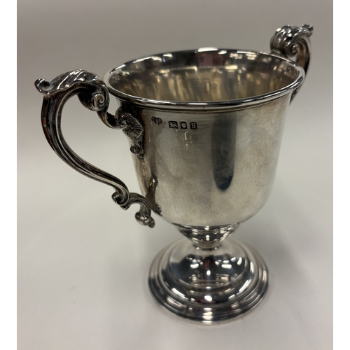 480 - A George V silver lidded cup inscribed 'Guildford Golf Club Captain's Prize 1923', with twin scroll ... 