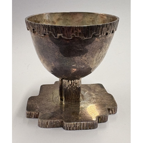 577 - An unusual modernistic silver egg cup with bark decoration. London 1972. By VT. Approx. 58 grams. Es... 