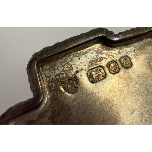 577 - An unusual modernistic silver egg cup with bark decoration. London 1972. By VT. Approx. 58 grams. Es... 