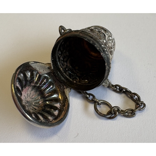 581 - A Victorian silver chatelaine thimble case with chased decoration. Approx. 11 grams. Est. £20 - £30.