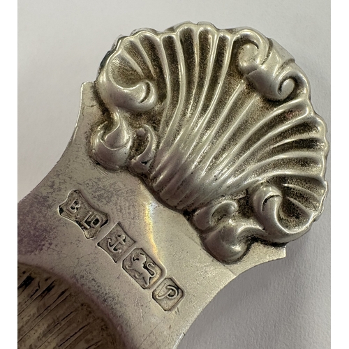 586 - A silver caddy spoon with shell decoration. Birmingham 1989. By Bishton's Ltd. Approx. 19 grams. Est... 