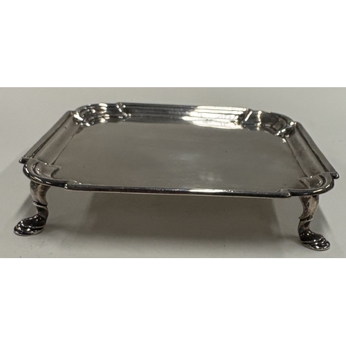 593 - A square 18th Century silver salver on feet. London 1723. By Dennis Langton. Approx. 222 grams. Est.... 