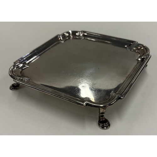 593 - A square 18th Century silver salver on feet. London 1723. By Dennis Langton. Approx. 222 grams. Est.... 