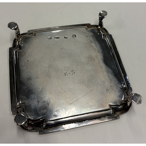 593 - A square 18th Century silver salver on feet. London 1723. By Dennis Langton. Approx. 222 grams. Est.... 