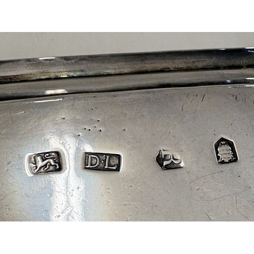 593 - A square 18th Century silver salver on feet. London 1723. By Dennis Langton. Approx. 222 grams. Est.... 