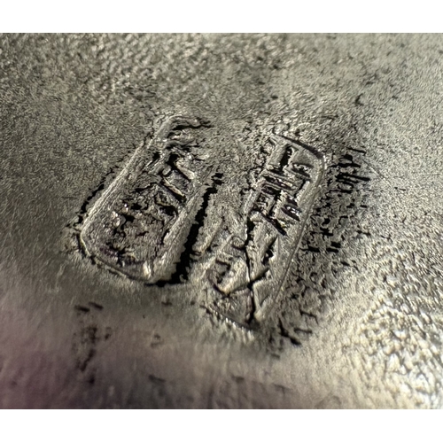 594 - A chased Chinese export silver snuff box with hinged cover, marked to base. Approx. 29 grams. Est. £... 