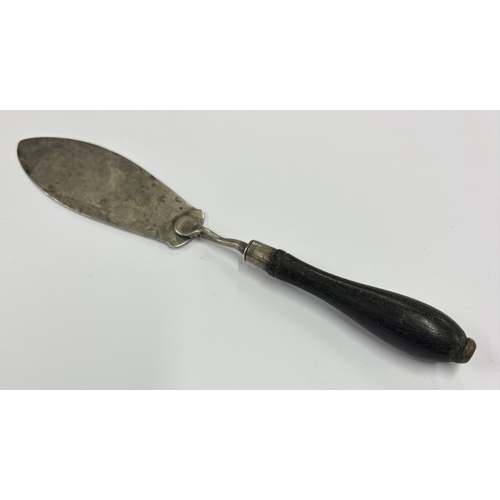 668 - An 18th Century Irish silver slice. Circa 1790. Approx. 41 grams. Est. £80 - £120.