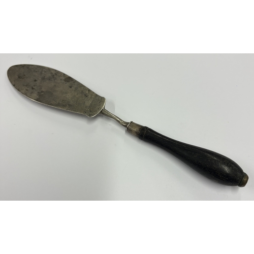 668 - An 18th Century Irish silver slice. Circa 1790. Approx. 41 grams. Est. £80 - £120.